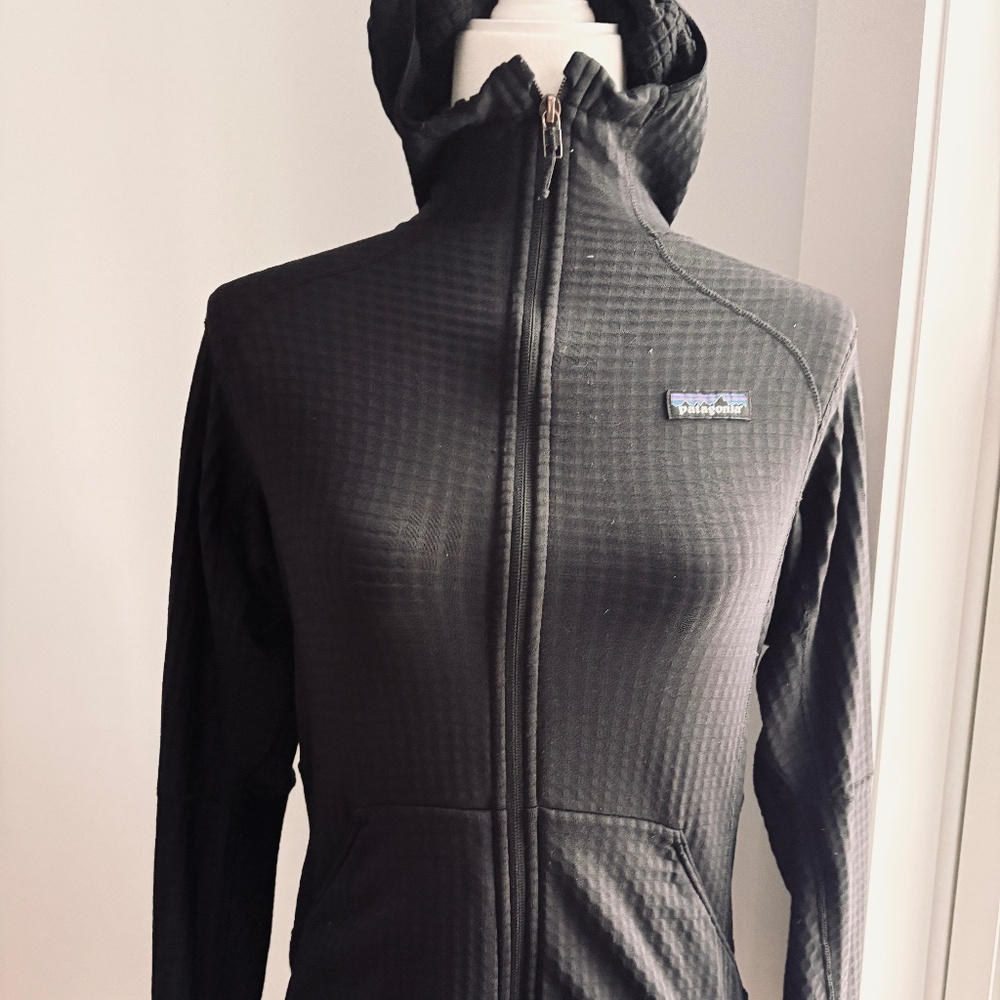Patagonia R1 with a full zip and a hood!